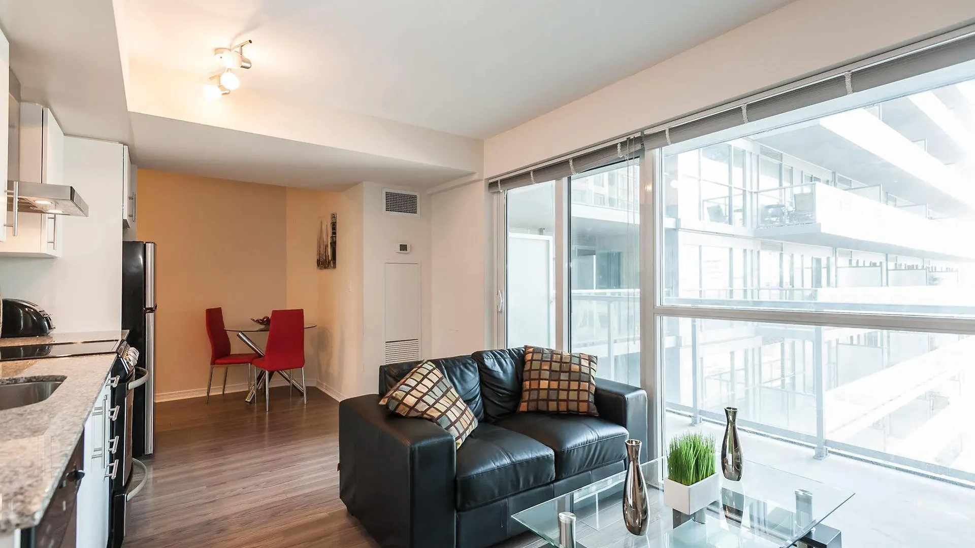Life Suites - Front And Spadina Toronto Hotel